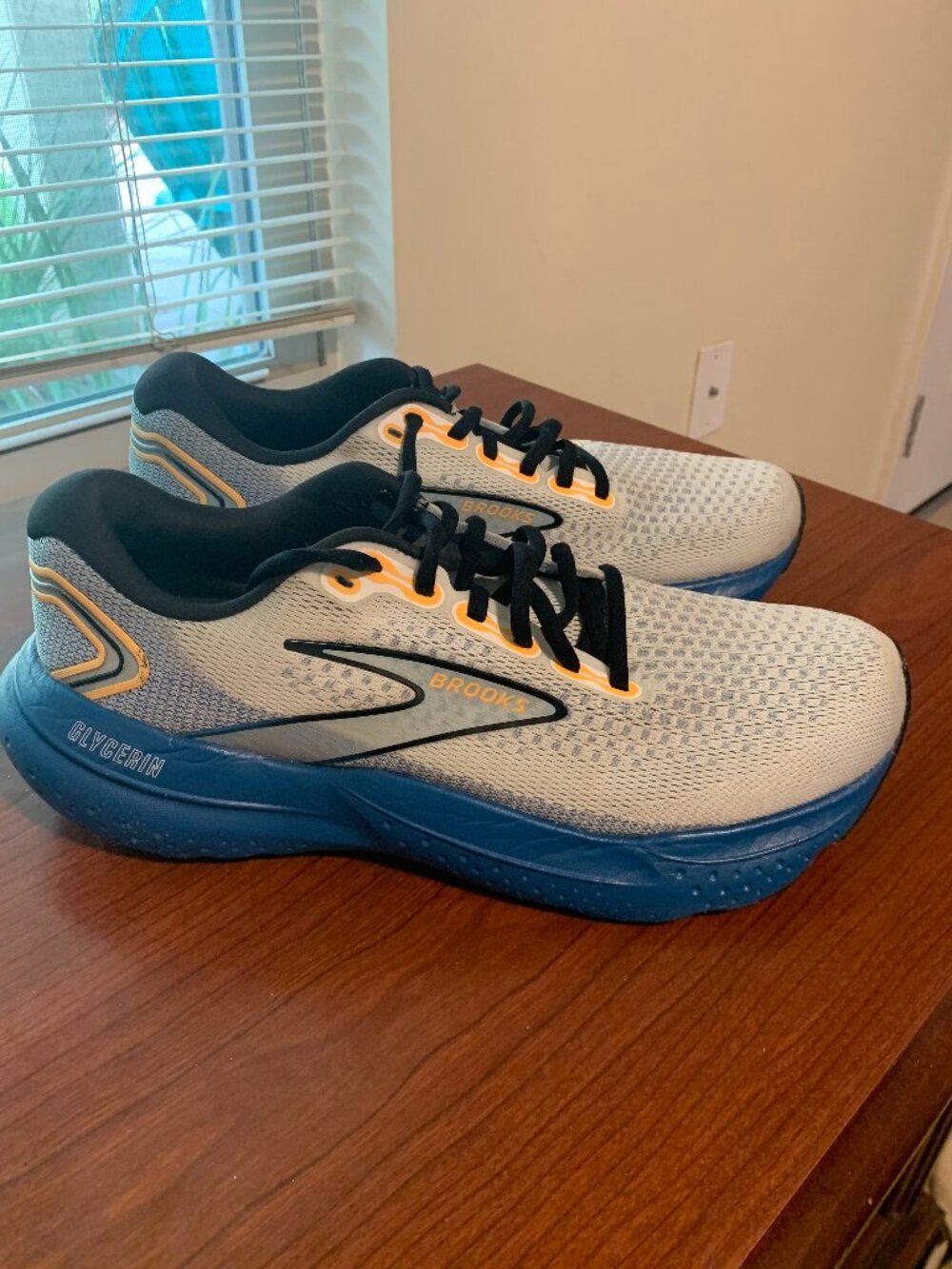 Men's Size 10 Brooks Glycerin 21 Athletic Shoes